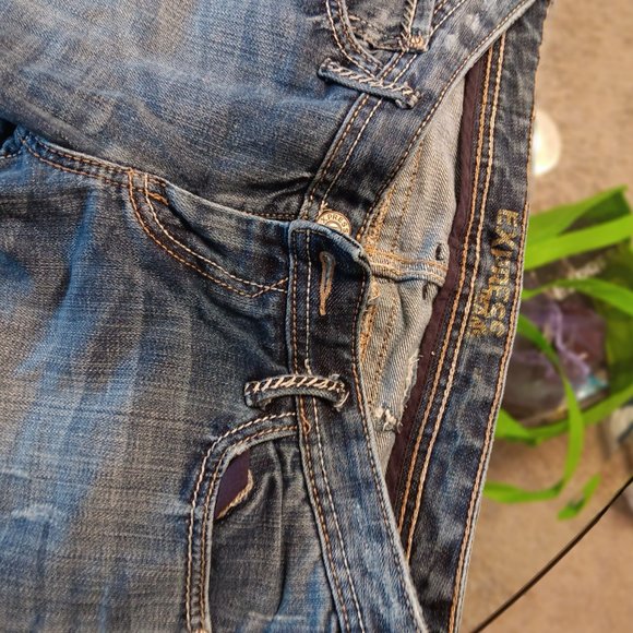 Distressed jeans - Picture 3 of 3